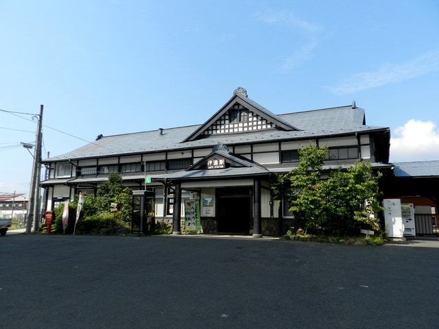 武家屋敷風の駅舎で知られるJR東北本線伊達駅