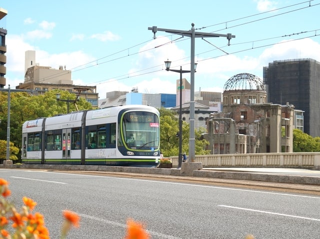 広島市中区を走る路面電車