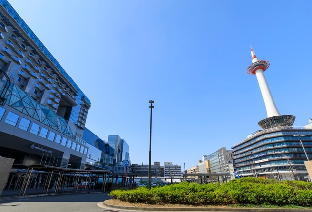 JR京都駅と京都タワー