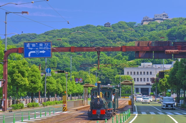 「坊っちゃん列車」が有名な、愛媛県の地価は?(出所:PIXTA)
