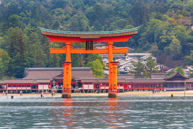 廿日市市の「嚴島神社」が有名な、広島県の地価は?(出所:PIXTA)