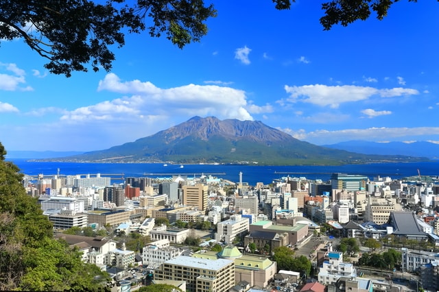 「桜島」が有名な、鹿児島県の地価は？（出所：PIXTA）