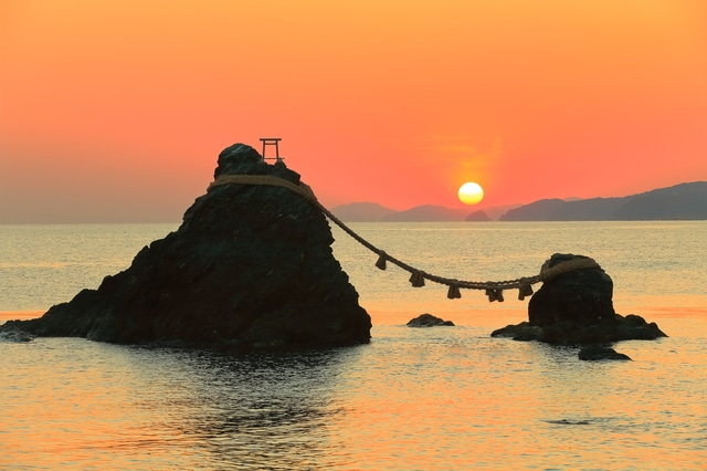 伊勢市の「夫婦岩（二見興玉神社）」が有名な、三重県の地価は？（出所：PIXTA）