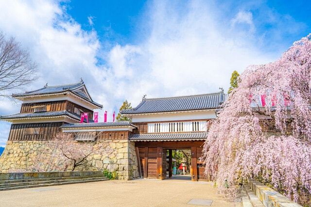 上田市の「上田城 東虎口櫓門」が有名な、長野県の地価は？（出所：PIXTA）