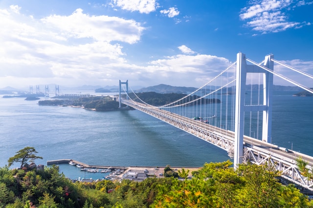 「瀬戸大橋（本州四国連絡橋）」が有名な、岡山県の地価は？（出所：PIXTA）
