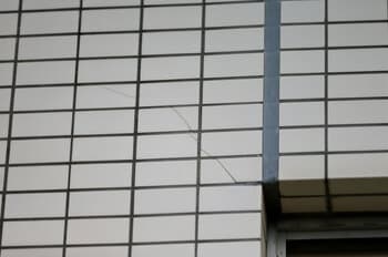 外壁にひび割れや剥離がないかを確認しよう