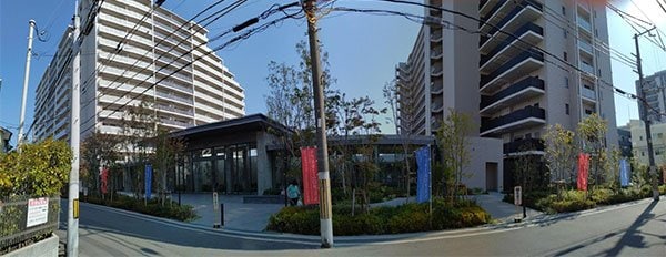 「ローレルスクエアosaka link」の現地西側のグランドエントランスとセンターテラス（筆者撮影）