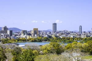 大濠公園と周辺の街並み
