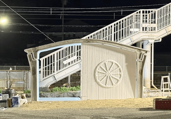 JR初島駅に建設されたセレンディクスの3Dプリンターによる駅舎