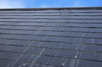 スレート屋根も経年劣化で塗り替えが必要（出典：PIXTA）