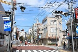小ぶりのマンションが多く一人暮らしも安心の地下鉄赤塚駅（出典：PIXTA）