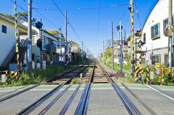 【東京都】世田谷線　宮の坂駅の踏切（出典：PIXTA）