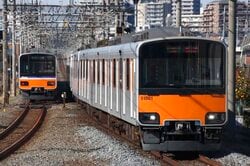板橋区民の足として日々快走する東武東上線（出典：PIXTA）