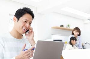 住宅ローンの借り換えを検討する家族