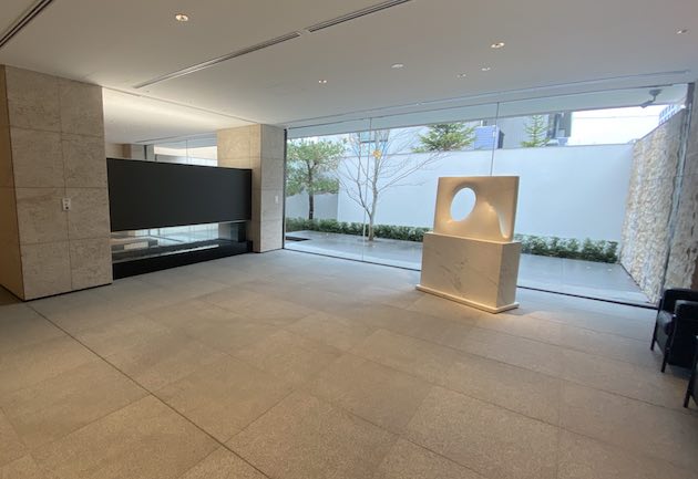 「ブランズ円山外苑前」のエントランス