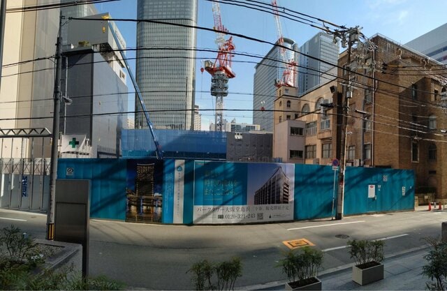 「パークタワー大阪堂島浜」現地北側。右が中央電気倶楽部のレトロビル。左がサントリーオフィスビル。遠くに見える中央の高いビルは中之島フェスティバルタワー（筆者撮影）