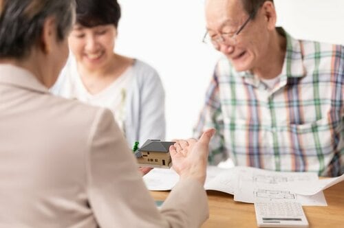 リバースモーゲージは高齢者が自宅を担保に生活資金などを借りることができるローン