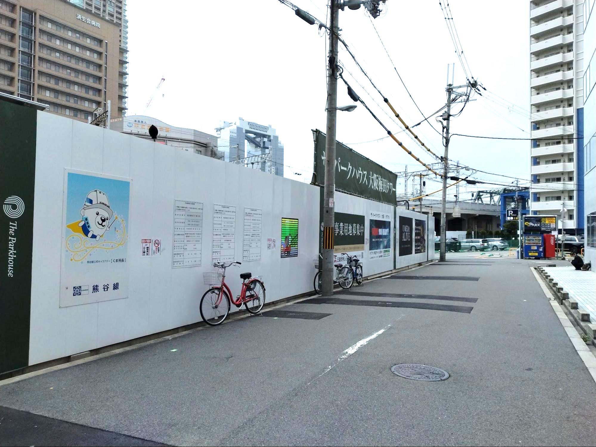 現地北角から、サブエントランス側（筆者撮影）