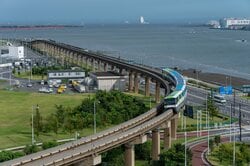 昭和島を運行する東京モノレール（出典：PIXTA）