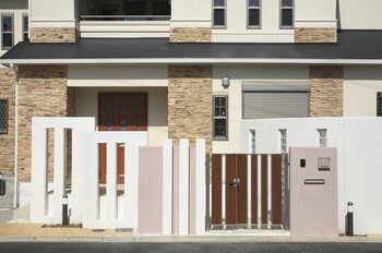 世帯別に玄関を別にした二世帯住宅（出典：PIXTA）