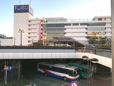 船橋駅の北口には、ペデストリアンデッキ（2階通路）がある