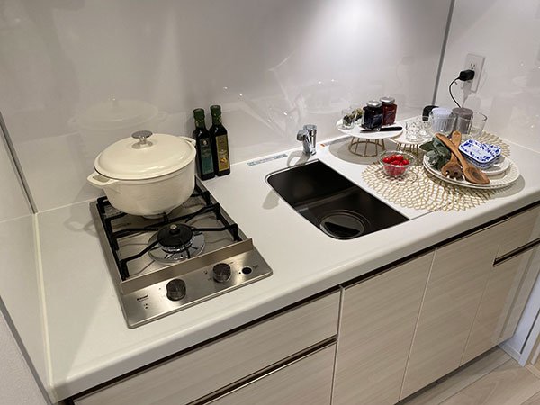 晴海フラッグの賃貸棟「ポートビレッジ」の約33㎡／1LDKモデルルーム、キッチンの様子（筆者撮影）
