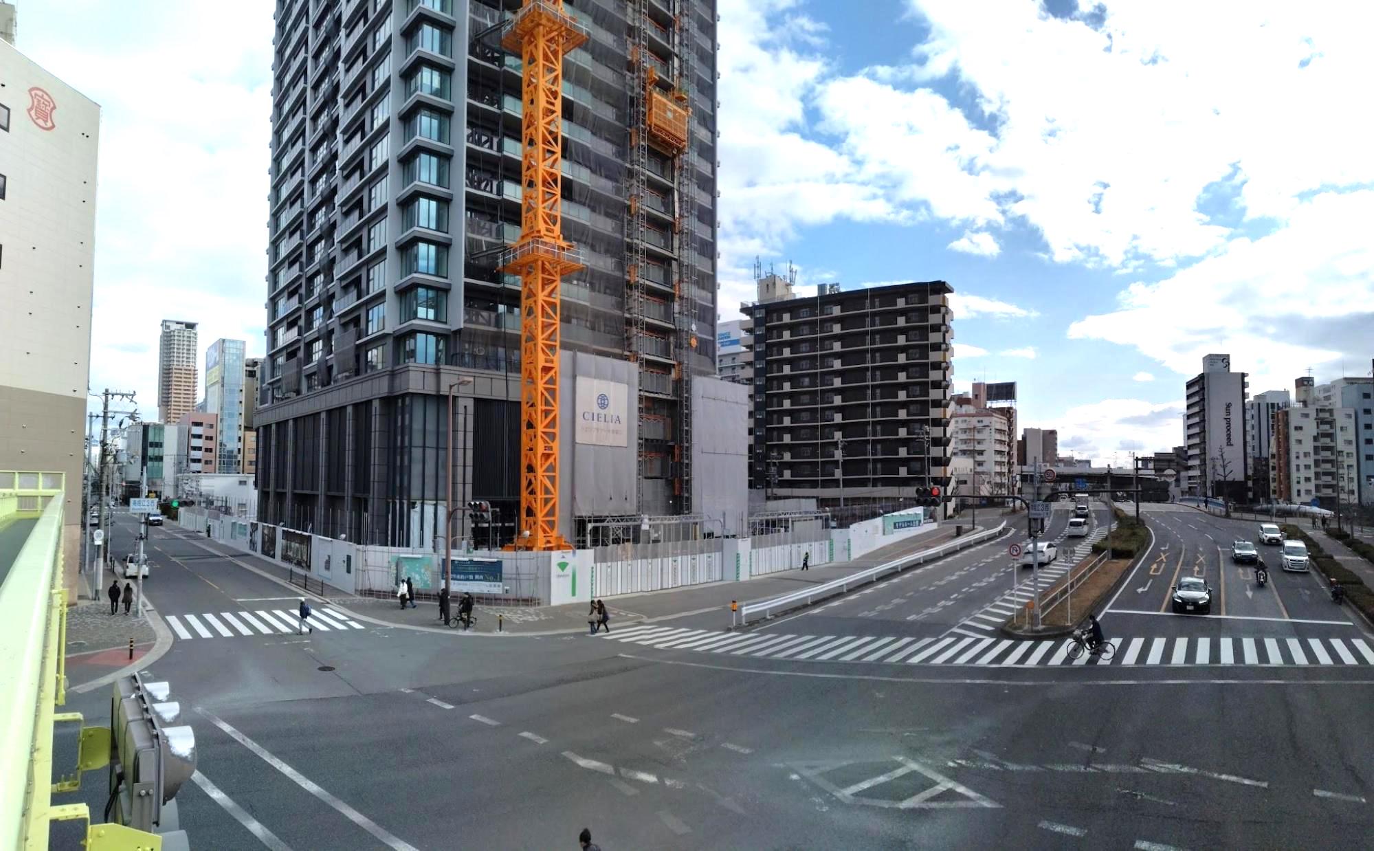 「シエリアタワー大阪堀江」現地北西側、右が新なにわ筋（筆者撮影）