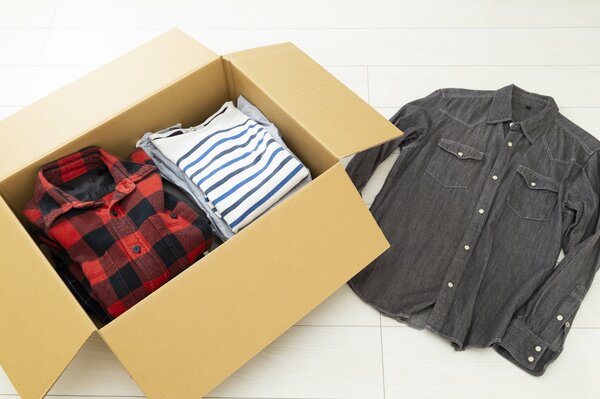 荷造りでは使用頻度の低いものから段ボールに詰めていく