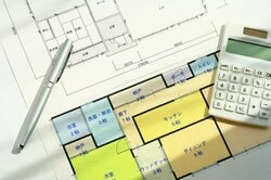 リフォーム前には、家の構造がわかる間取り図を用意しておこう（画像：PIXTA）