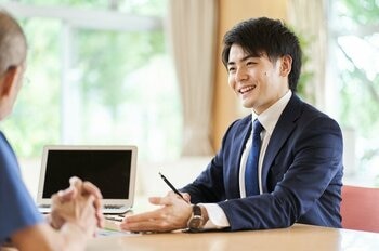会社のサービスをアピールする大手不動産仲介営業担当者