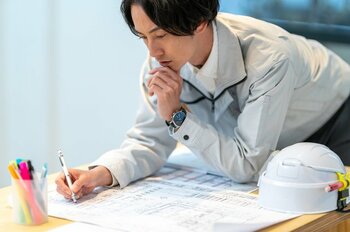 家を建てた時の業者に相談（出典：PIXTA）