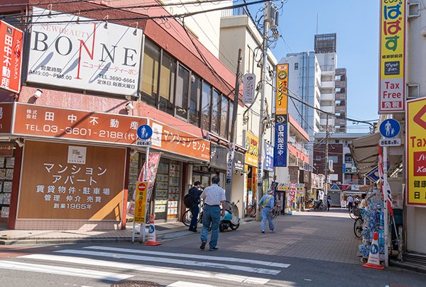 綾瀬駅前の風景（画像出典：PIXTA）