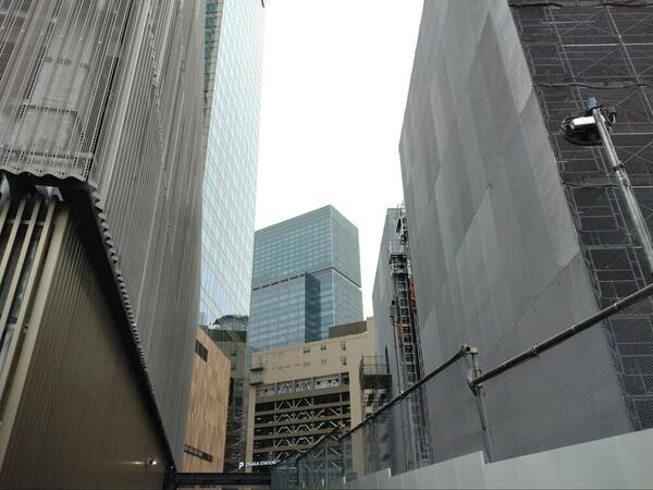 グラングリーン大阪THE NORTH RESIDENCEの北側に建つホテル阪急グランレスパイア大阪との間（撮影：筆者）