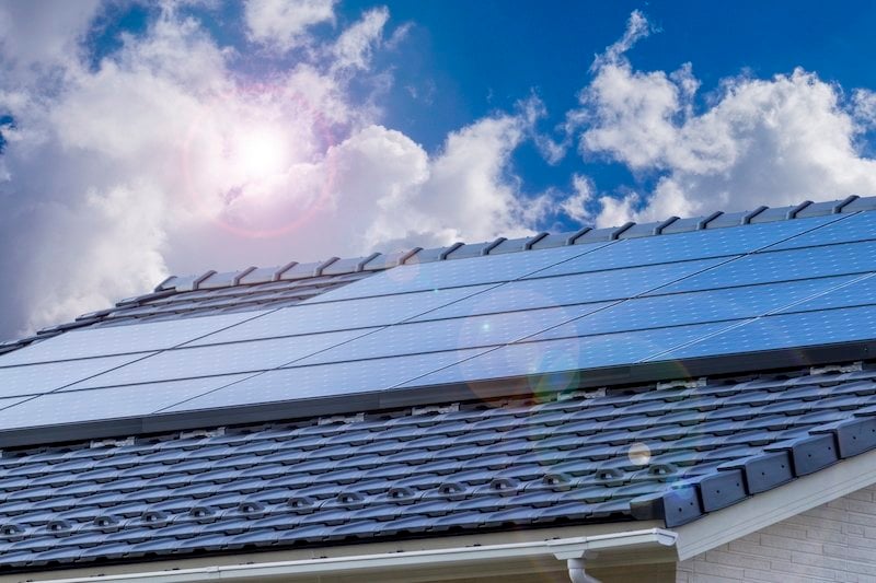 太陽光発電・ソーラーパネル設置の費用相場、工期の目安は？ 注意すべきポイントやリフォーム業者の選び方も解説！