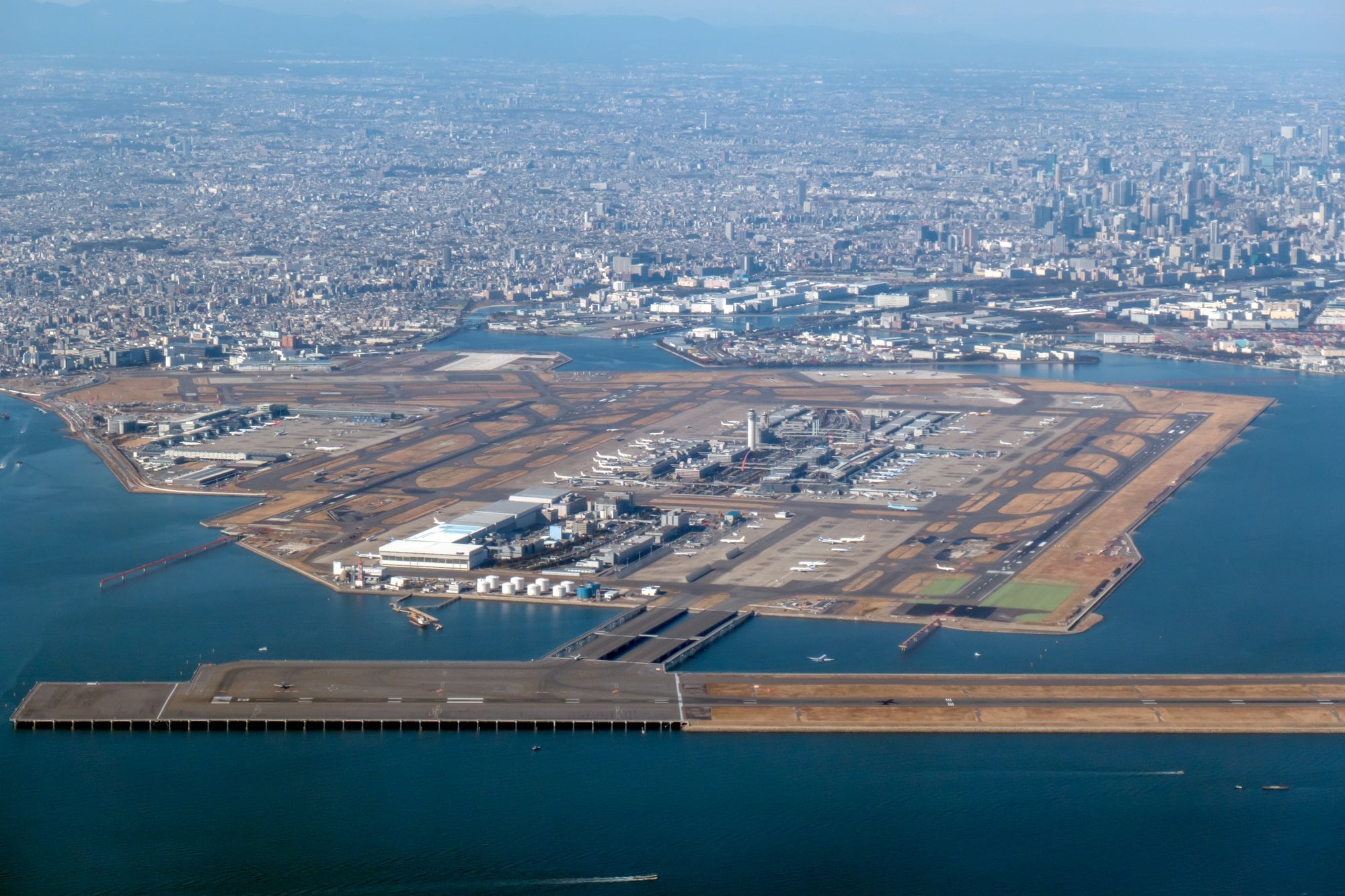羽田空港全景（出典：PIXTA）
