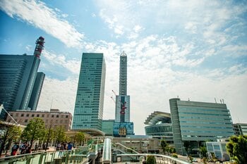 駅の両側を結ぶ区画には、大型商業施設やイベントスタジアム、オフィスビルなどが配置されている。