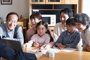 防犯リフォームは家族みんなで検討（出典：PIXTA）