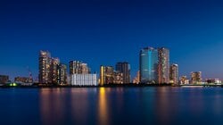 江東区のベイエリアを象徴する豊洲の夜景（出典：PIXTA）