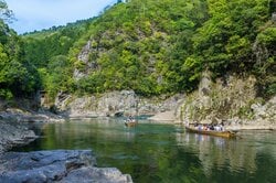 四季折々の渓谷美を楽しめる保津川下り
出典：Pixta