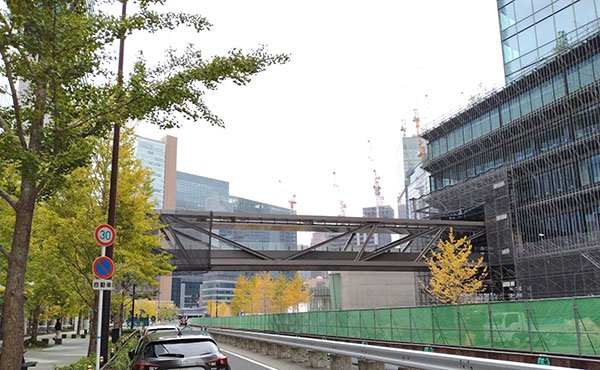 「グラングリーン大阪 THE NORTH RESIDENCE」に通じる予定の工事中の連絡通路（筆者撮影）