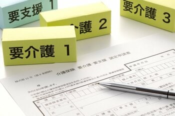 手すりの設置や段差解消に介護保険を活用（出典：PIXTA）