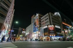 繁華街でもある江坂駅周辺の様子