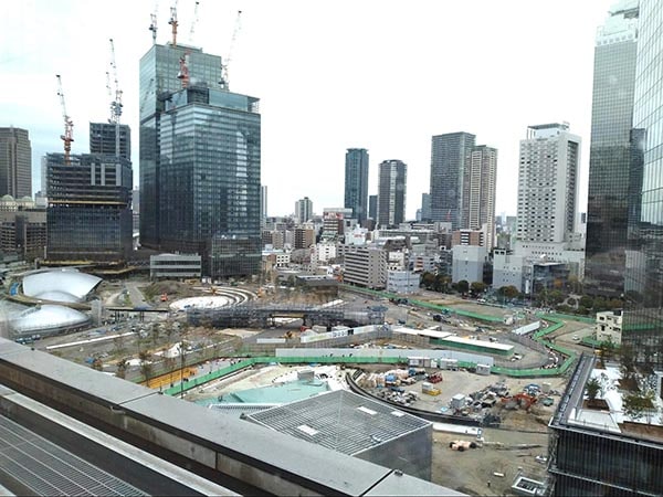 グランフロント大阪から現地方面。うめきた公園から建設中の南の商業・賃貸ビル（筆者撮影）