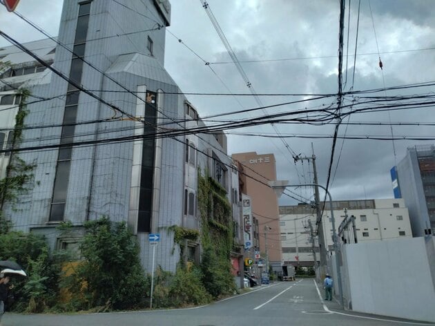 「ジオタワー大阪十三」現地南側の様子（筆者撮影）