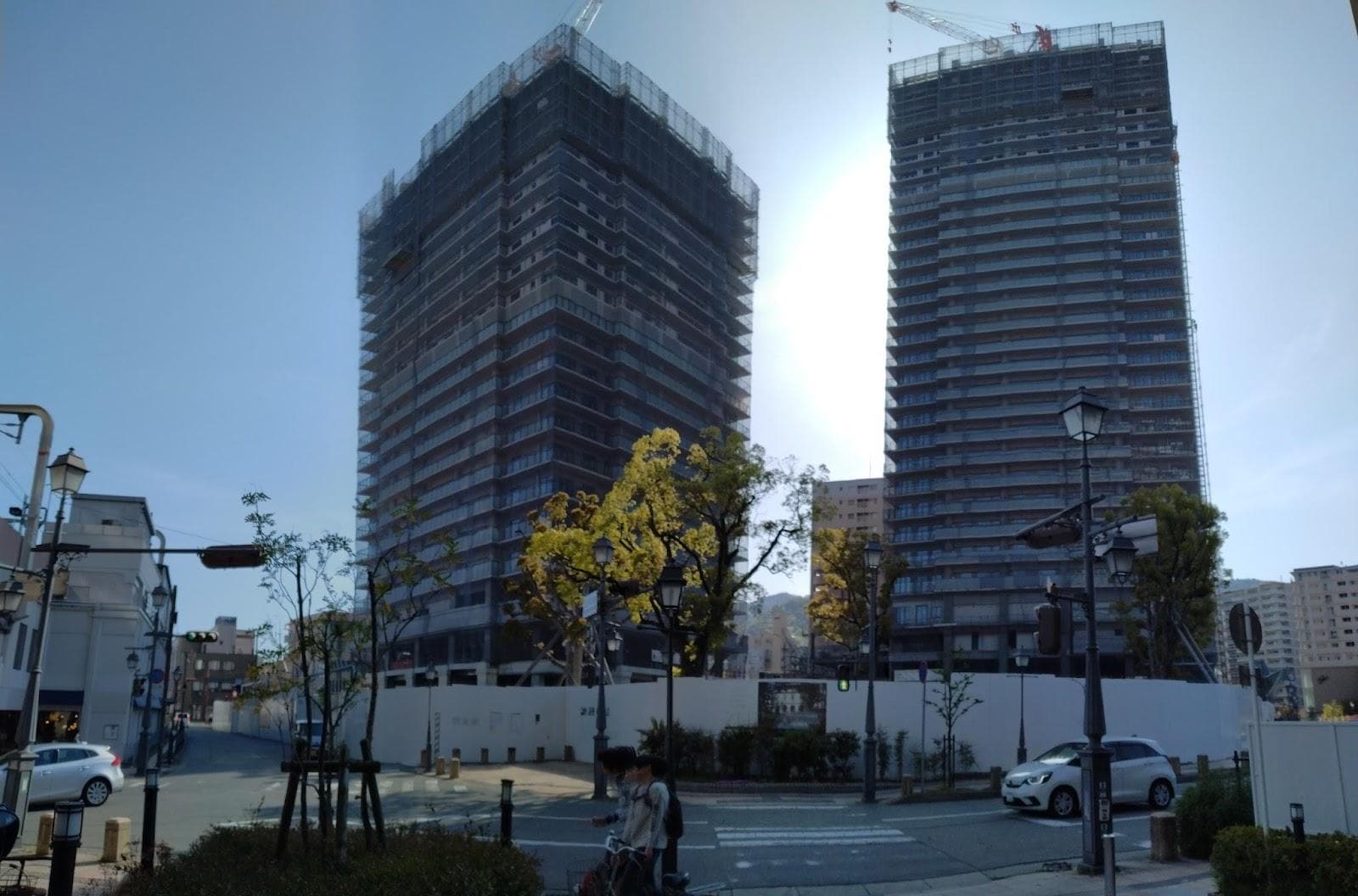 現地北東側からワイドスクリーン撮影。右が北、左が南（筆者撮影）