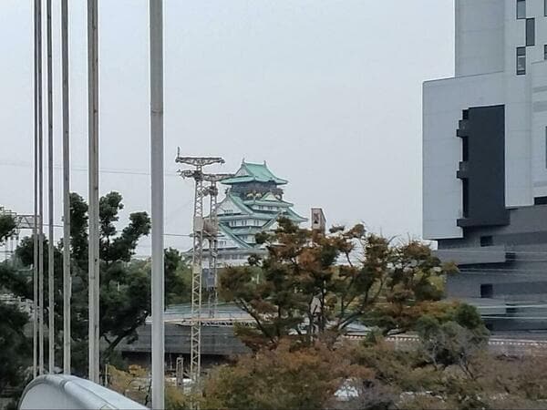 パークタワー大阪天満橋の現場前の川崎橋から見た大阪城（撮影：筆者）