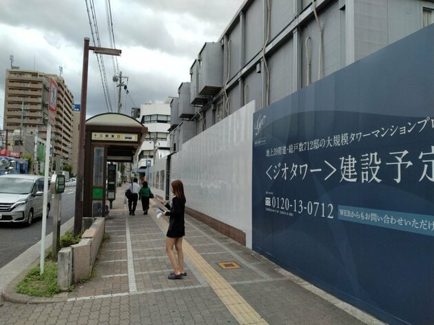 「ジオタワー大阪十三」現地北側のバス停の様子（筆者撮影）