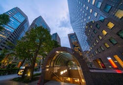 「大手町」交差点前の大手町駅やオフィスビル群などを望む