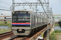 東中山駅、船橋競馬場駅を走る京成電鉄（出典：PIXTA）
