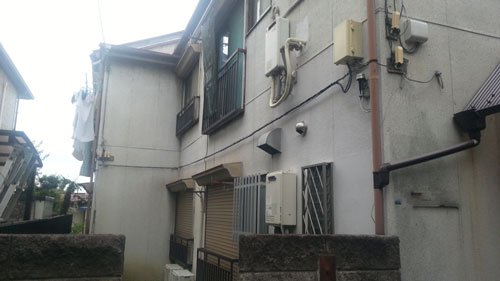 東京都新宿区の木造2DK×4部屋のアパート。再建不可ということもあり、利回り15％で購入